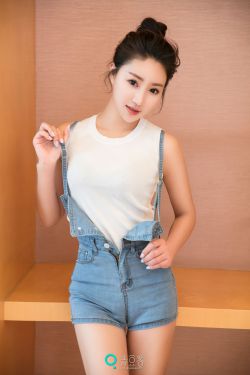 亲切的金子趴在桌子